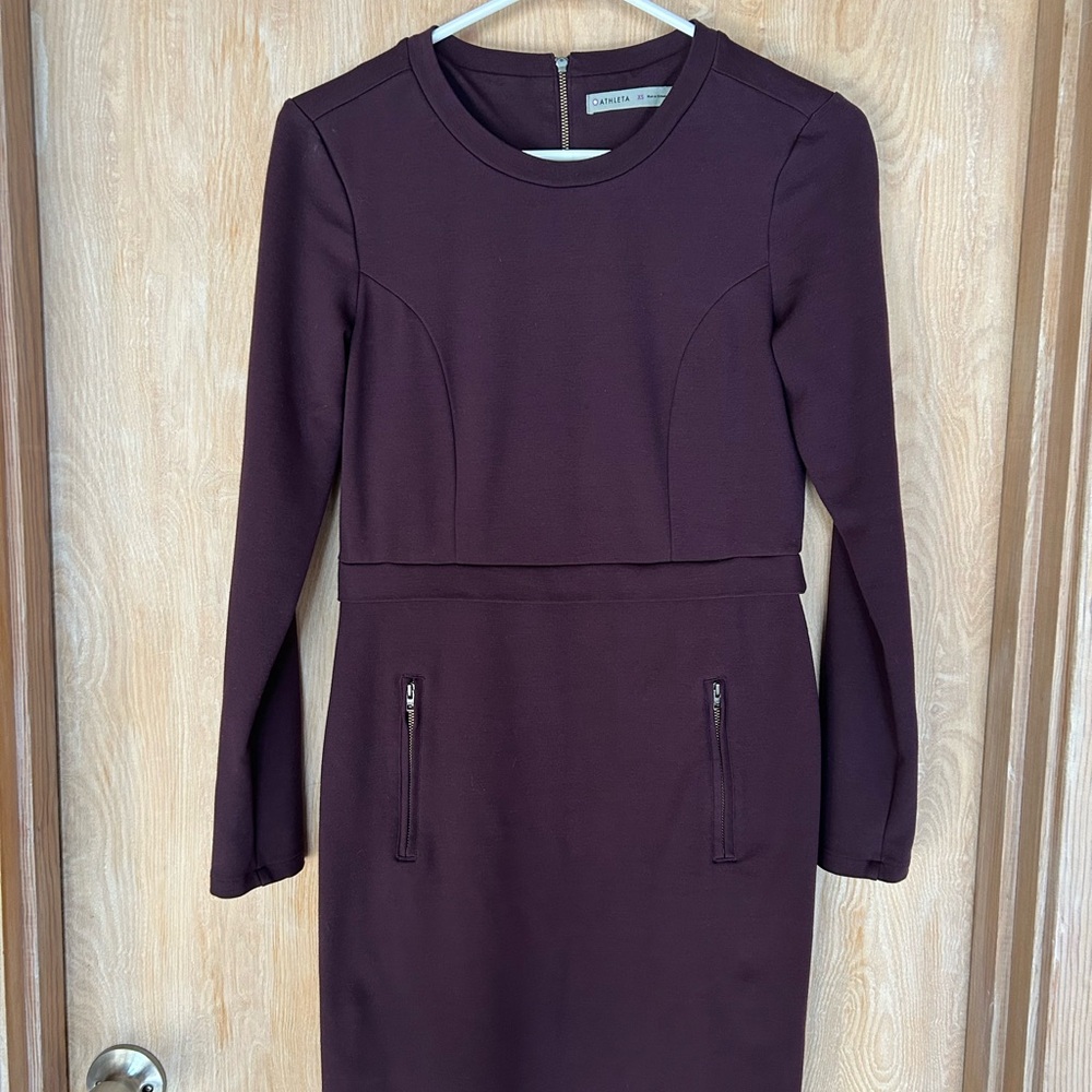 Comfortable yet stylish Athleta dress. Nice detailing gives it a polished look.